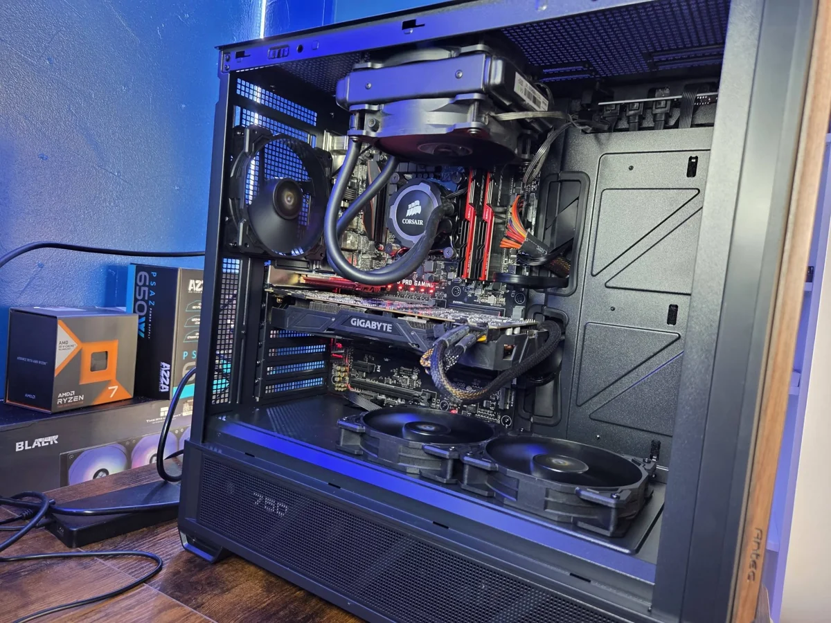 Intérieur d’une tour avec refroidissement Corsair et carte graphique Gigabyte